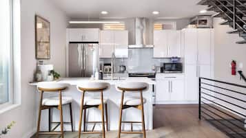 Coffee/tea maker, fridge, microwave, oven