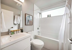 Een douche, een haardroger, handdoeken, shampoo
