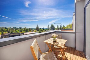 Outdoor dining - Eco-Friendly 3BR Retreat w, UW & Hospital (Seattle)