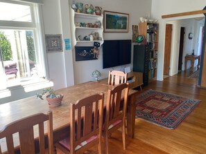 Dining - Sunny, Central, Walk to Eden Park, Child and Pet friendly (Auckland)