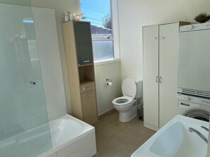 Shower, hair dryer, towels, soap - Sunny, Central, Walk to Eden Park, Child and Pet friendly (Auckland)