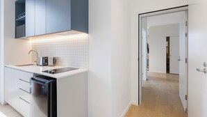 Kaffe- och tebryggare, kylskåp, mikrovågsugn och ugn