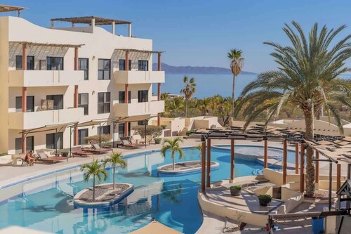 Oceanview condo w Resort amenities, Steps to Beach