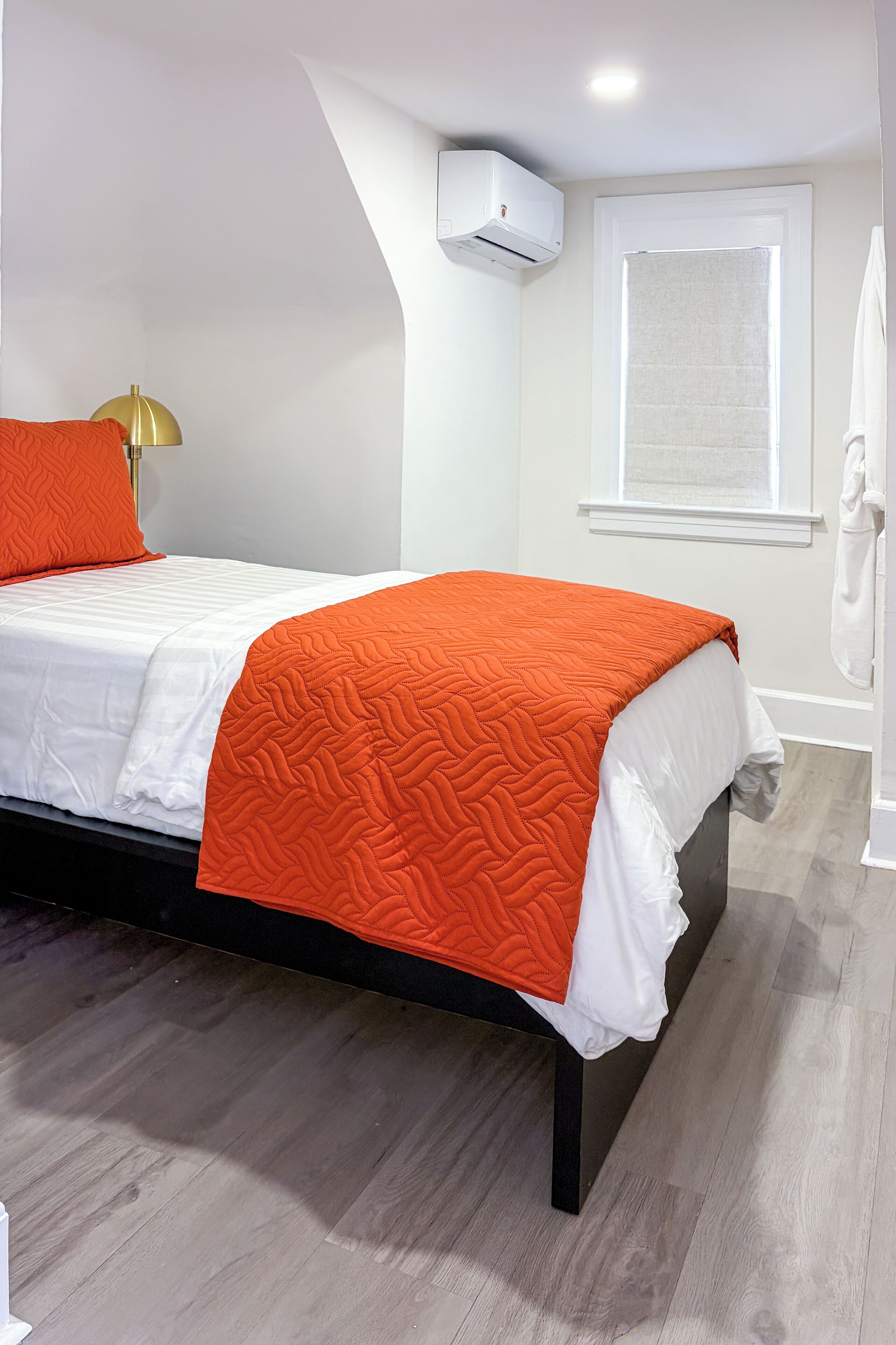 3 bedrooms, iron/ironing board, internet, bed sheets