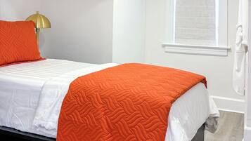 3 bedrooms, iron/ironing board, internet, bed sheets