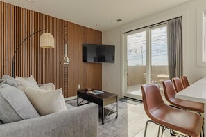 Smart TV - Modern 1BR w/ Massive Deck & City Views (Nashville)
