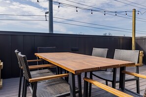 Outdoor dining - Modern 1BR w/ Massive Deck & City Views (Nashville)