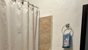 Ein Badezimmer mit Toilette, Waschbecken und Duschvorhang.