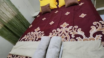 3 habitaciones, tabla de planchar con plancha, wifi y ropa de cama
