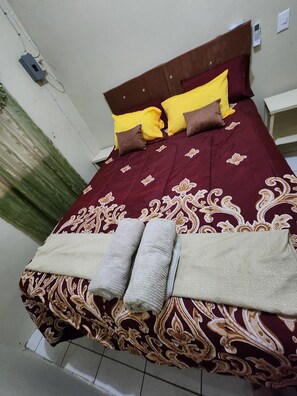 3 chambres, fer et planche à repasser, Wi-Fi, draps fournis