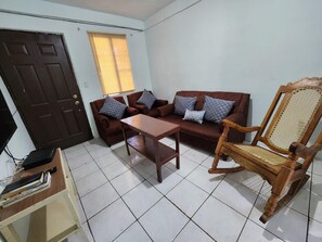 Living area - Casa de 3-Cuartos de Dormitorios Con Aire AC Santa Ana (Santa Ana)