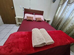 3 chambres, fer et planche à repasser, Wi-Fi, draps fournis