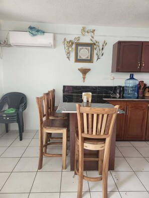 Interior - Casa de 3-Cuartos de Dormitorios Con Aire AC Santa Ana (Santa Ana)