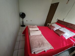 A room with a bed, a fan, and a door. - Casa de 3-Cuartos de Dormitorios Con Aire AC Santa Ana (Santa Ana)