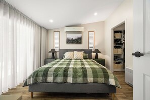 4 bedrooms, bed sheets