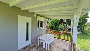 Outdoor dining - House in the heart of nature, 10 minutes from the sea. Ideal for couples and families (Petit-Canal)
