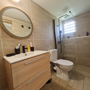 Douche, serviettes fournies, savon, papier toilette