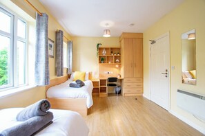 2 bedrooms, WiFi, bed sheets - Lovely 2 Bed Apartment, Sleeps 4 with Parking (Galway)