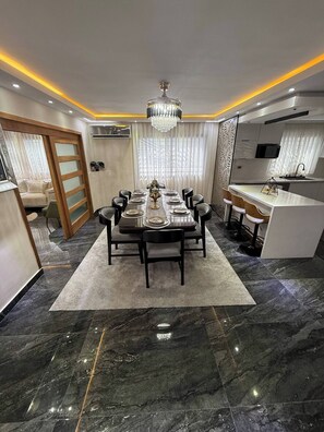 Apartment, 3 Bedrooms, Smoking, Balcony | Dining - Propiedad Para Pasarla Bien (Santo Domingo Este)