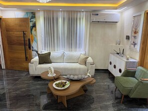 Apartment, 3 Bedrooms, Smoking, Balcony | Living room - Propiedad Para Pasarla Bien (Santo Domingo Este)