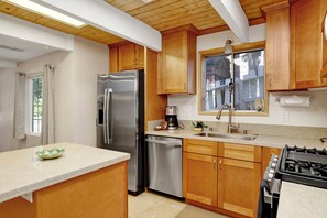 Fridge, microwave, oven, stovetop - Cottage at ToMolly's Moonridge Cabin Near Ski Slopes & Big Bear Lake (Big Bear Lake)