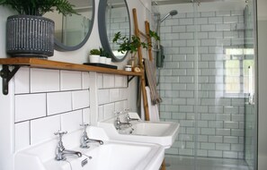 Een douche, een haardroger, handdoeken