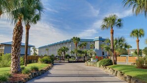 Property grounds - Effortless Island Living by the Sea | Heated Pool Access (Tybee Island)