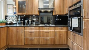Coffee/tea maker, fridge, oven, dishwasher - GuestReady - Charming Central London Retreat (London)