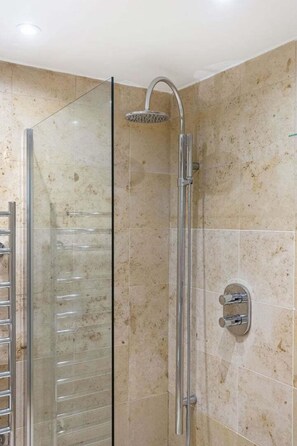 Shower, hair dryer, towels - GuestReady - Charming Central London Retreat (London)