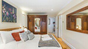 2 bedrooms, iron/ironing board, Internet, bed sheets - GuestReady - Charming Central London Retreat (London)