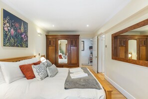 3 bedrooms, iron/ironing board, Internet, bed sheets - GuestReady - Charming Central London Retreat (London)