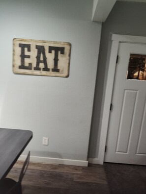 Interior - Cozy 1-bedroom house in peaceful Clifton with AC (Clifton)