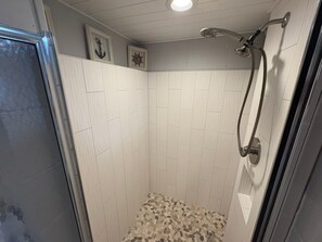 Shower, towels - *NEW* Little Lake Cove: Free Attraction Tickets, Dual Living Areas, & Lake Access (Sevierville)