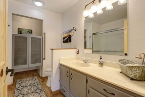 Shower, hair dryer, towels, soap - Alaskan Ranch ~ 2 bedroom, 2 bathroom (Anchorage)