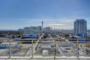 Property grounds - JUHL a modern downtown Vegas condo  - balcony+pool+gym+rooftop (Las Vegas)