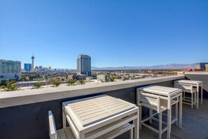 Outdoor dining - JUHL a modern downtown Vegas condo  - balcony+pool+gym+rooftop (Las Vegas)