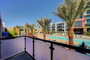 Property grounds - JUHL a modern downtown Vegas condo  - balcony+pool+gym+rooftop (Las Vegas)
