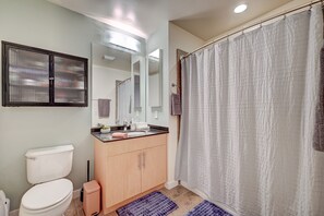Hair dryer, towels, soap, toilet paper - JUHL a modern downtown Vegas condo  - balcony+pool+gym+rooftop (Las Vegas)