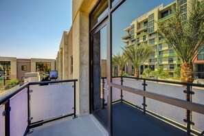 Property grounds - JUHL a modern downtown Vegas condo  - balcony+pool+gym+rooftop (Las Vegas)