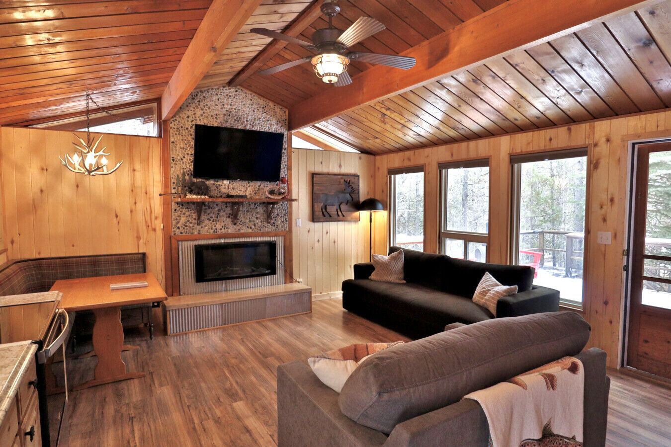 TV, fireplace