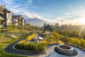 A modern resort with a winding pathway, a gazebo, and mountain views. - Norbu The Montanna, Dharamshala - Ihcl Seleqtions (Dharamshala)