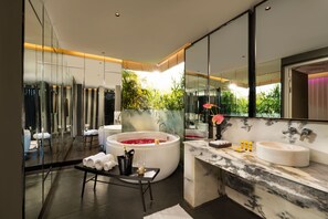 A modern bathroom with a large bathtub, a marble vanity, and a large mirror. - Norbu The Montanna, Dharamshala - Ihcl Seleqtions (Dharamshala)