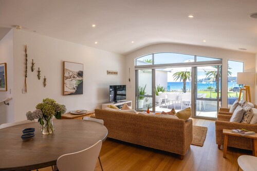 Beachfront 25 The Strand | Moana
