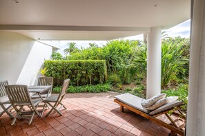 Outdoor dining - Beachfront 25 The Strand | Moana (Waiheke Island)
