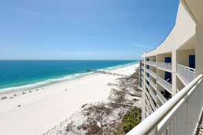 Ein Hotel direkt am Strand mit Blick auf das Meer und einen Steg.