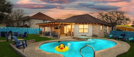 Una piscina al aire libre