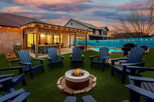 ​Modern 4BR with Pool & bbq & Fire Pit & Home Theatre &Game Room—Near Six Flags!