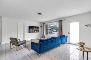 Interior - Luxury 4bd 2bath With Pool and Grill in Miami! (Miami)