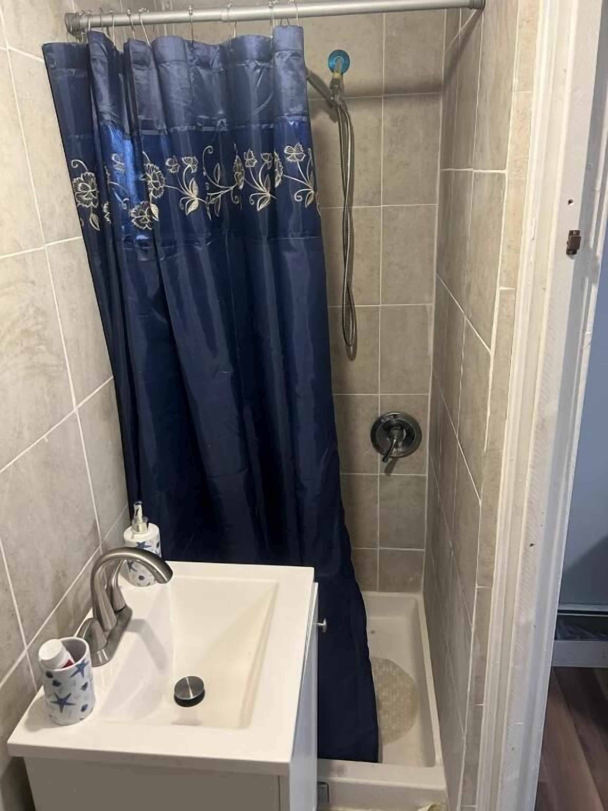 Kahden hengen huone, 1 suuri parisänky, tupakointi kielletty | Kylpyhuone