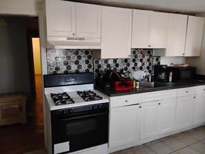 Kahden hengen huone, 1 suuri parisänky, tupakointi kielletty | Yksityinen keittiö